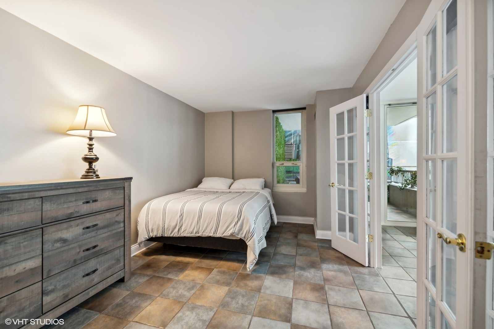 345 N La Salle Drive Unit: 205
