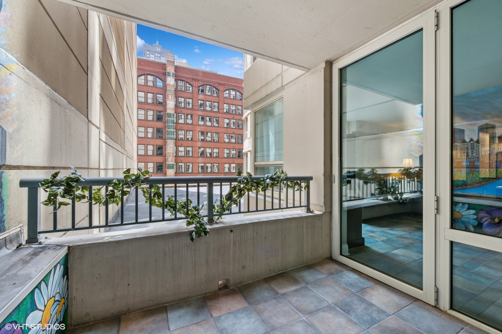 345 N La Salle Drive Unit: 205
