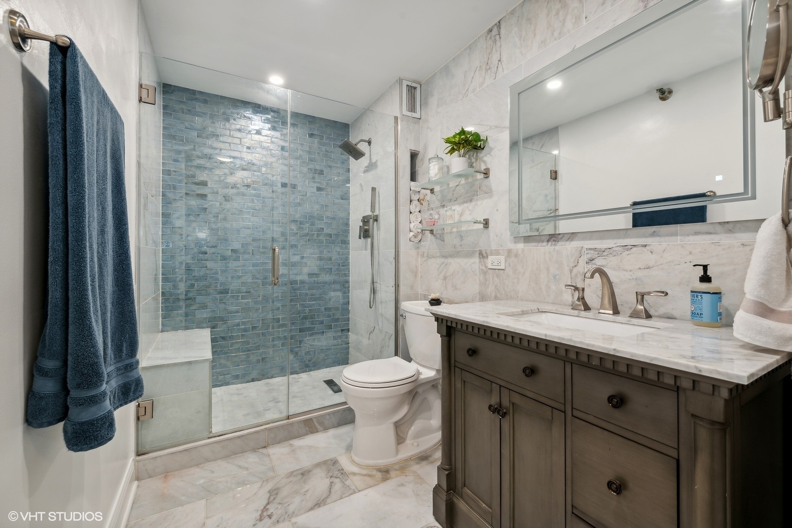 345 N La Salle Drive Unit: 205