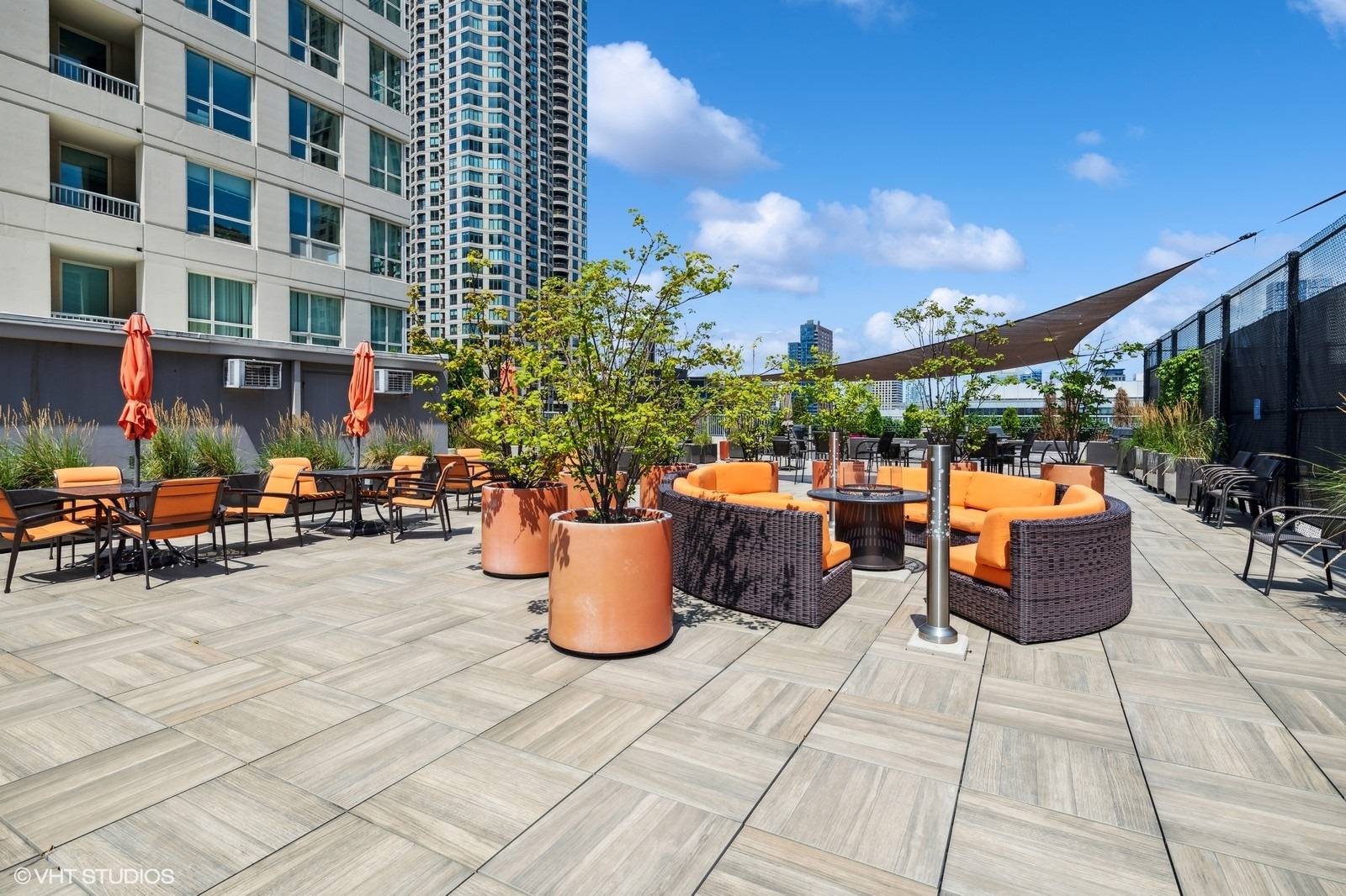 345 N La Salle Drive Unit: 205