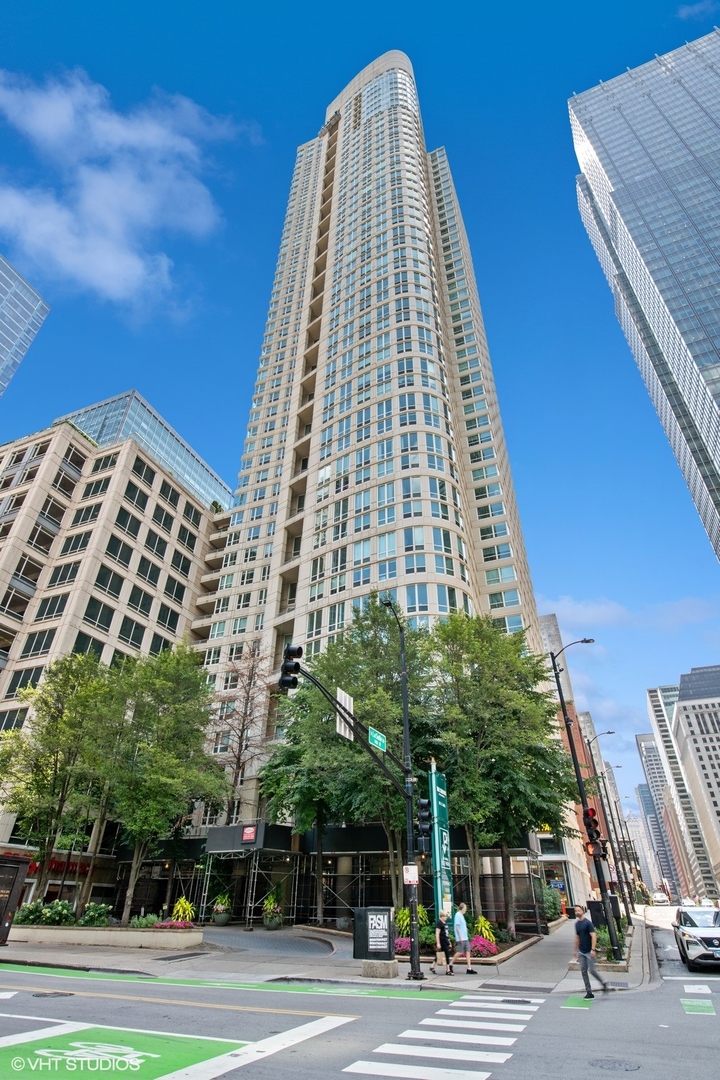 345 N La Salle Drive Unit: 205