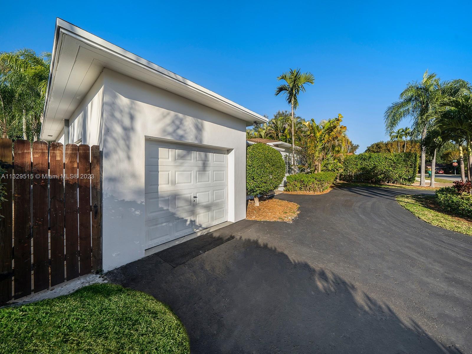 5825 SW 45th Ter