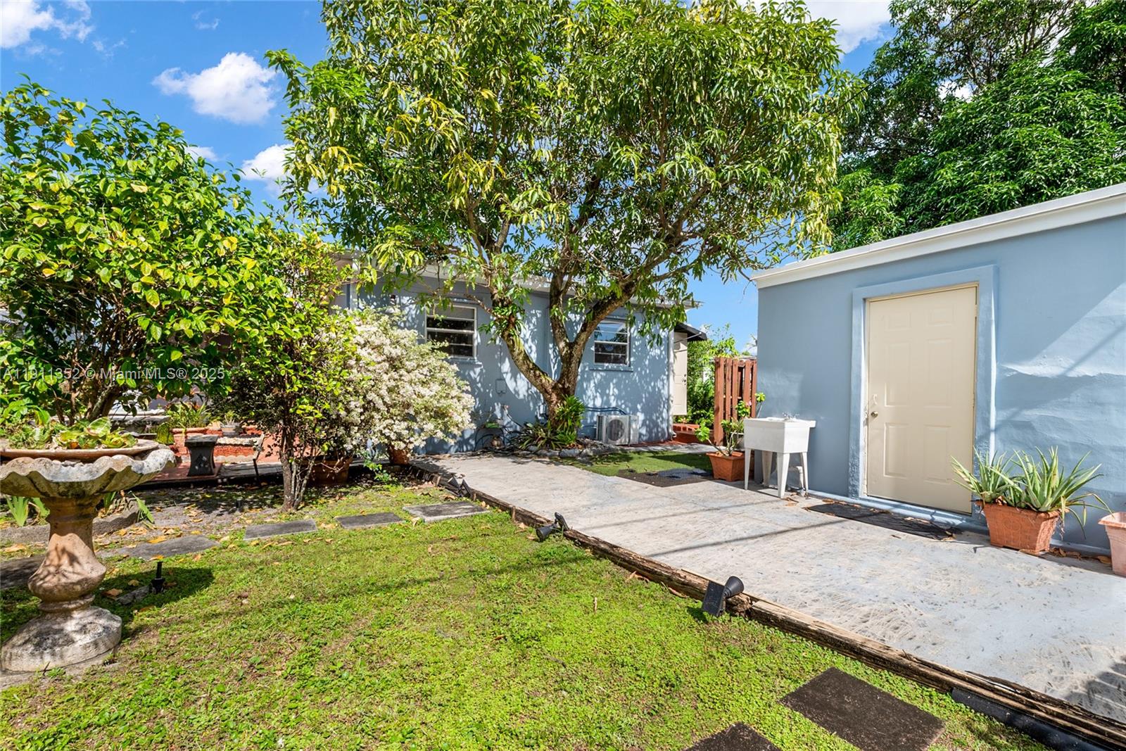 682 W 37th St
