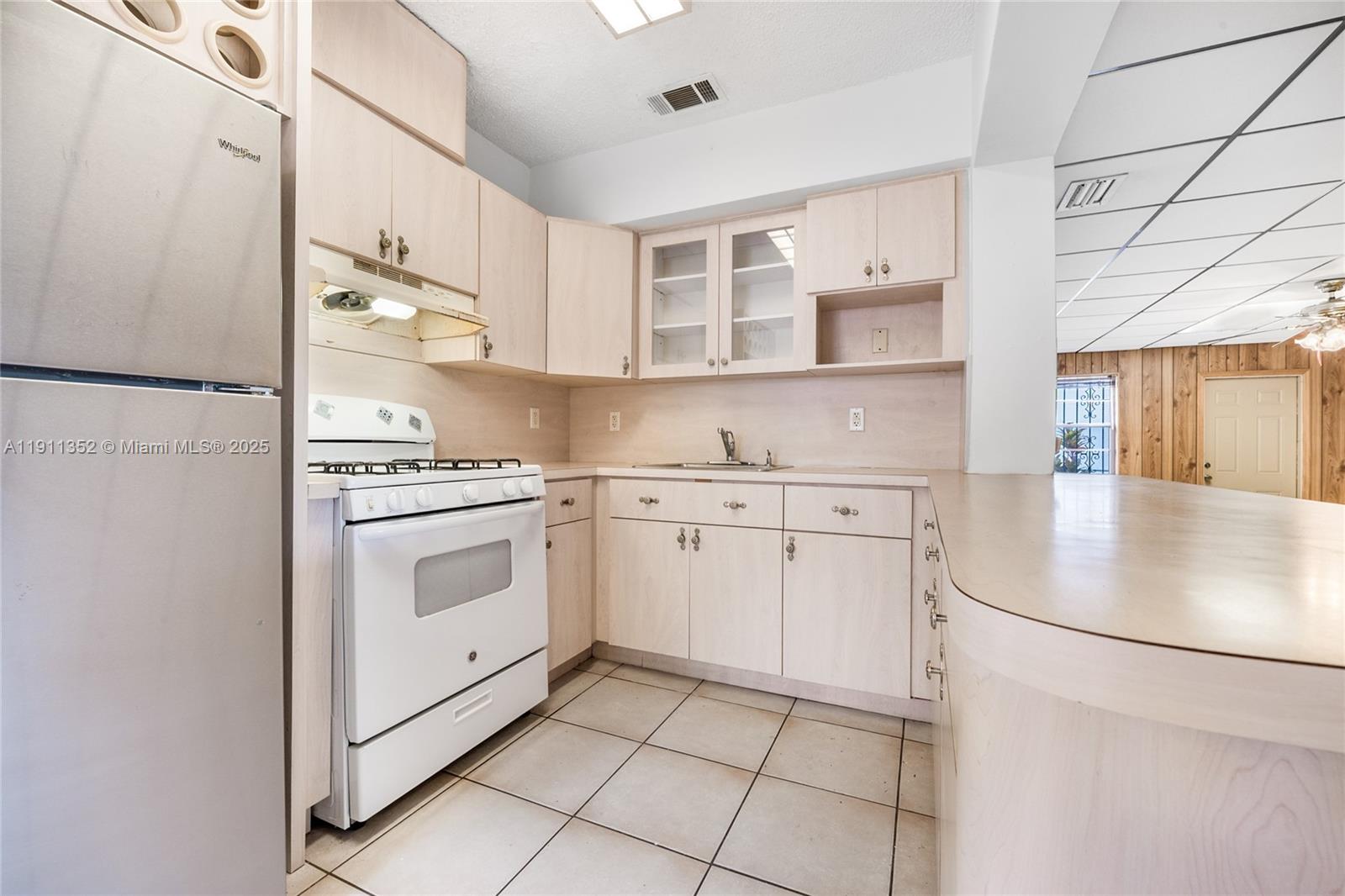 682 W 37th St