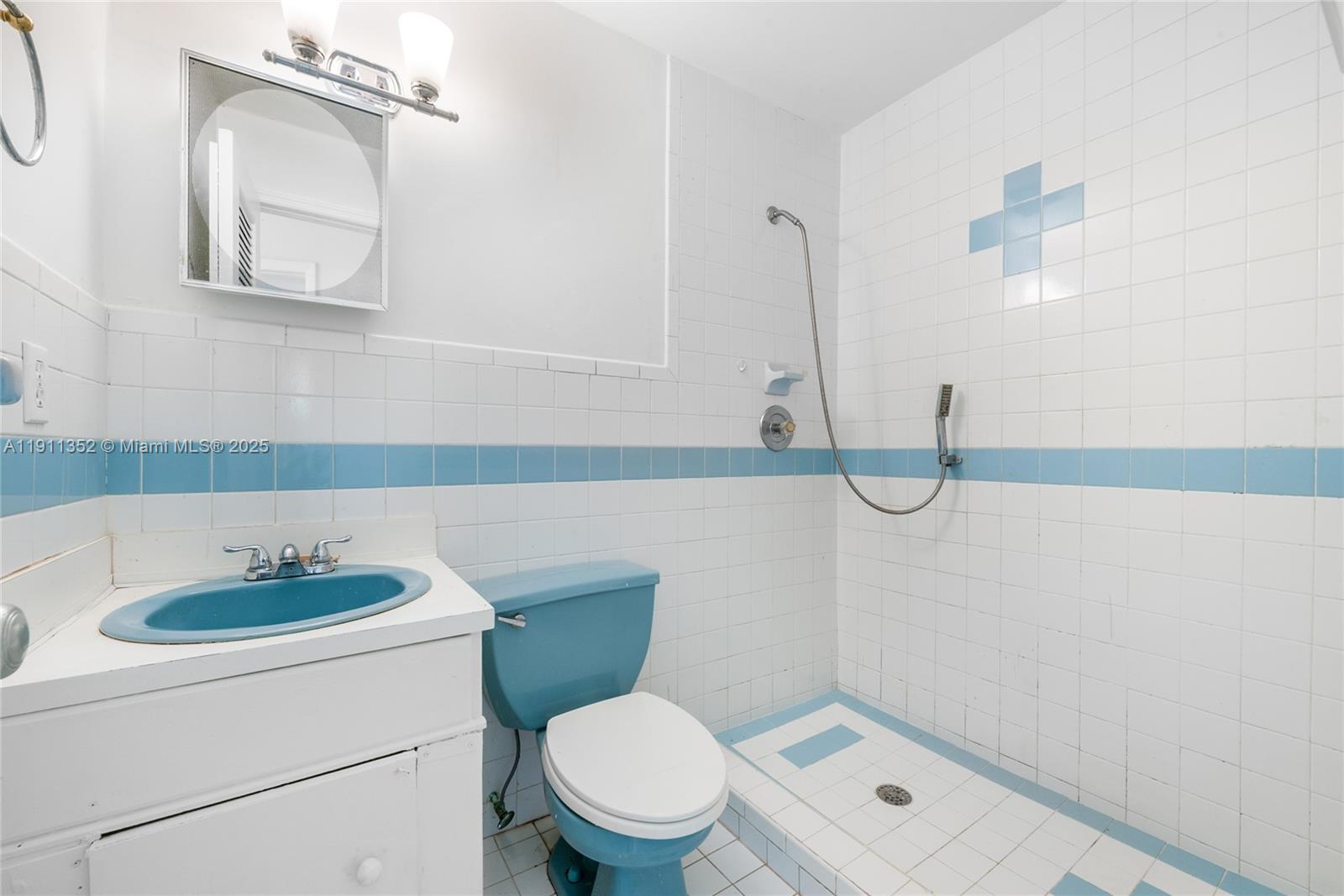 682 W 37th St
