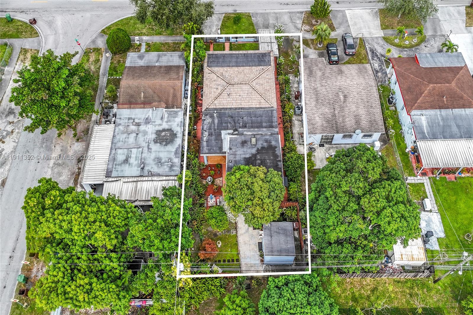 682 W 37th St