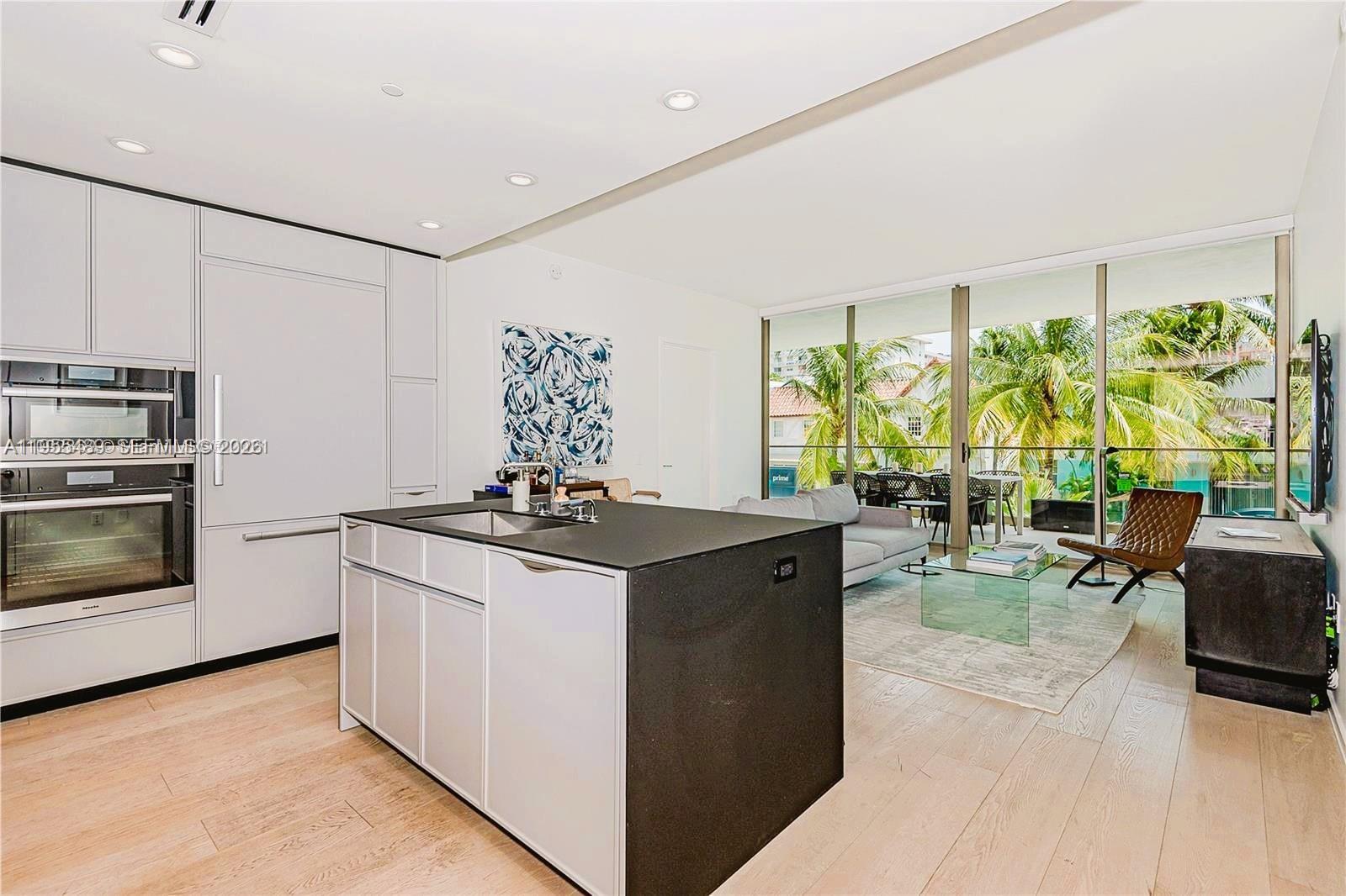 300 E Collins Ave # 2D