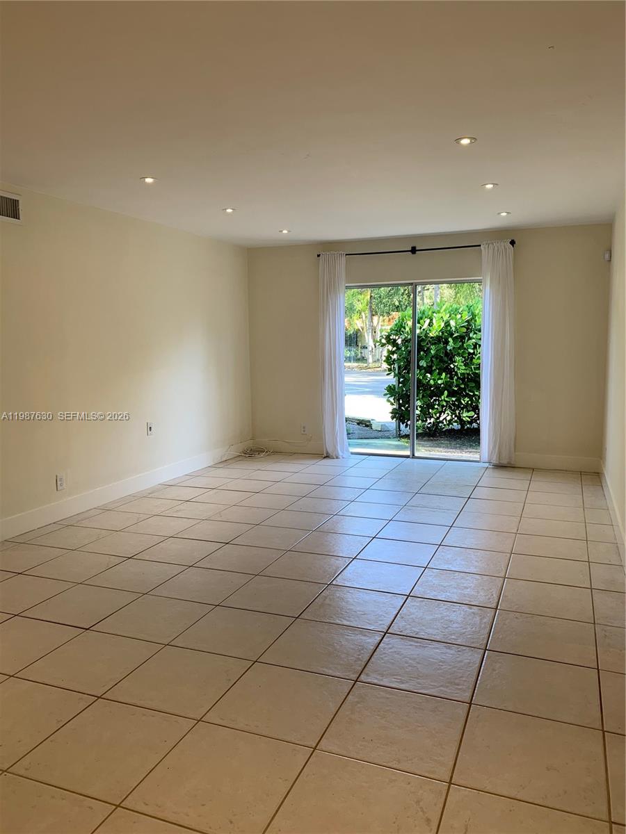 1200 Mariposa Ave # E104