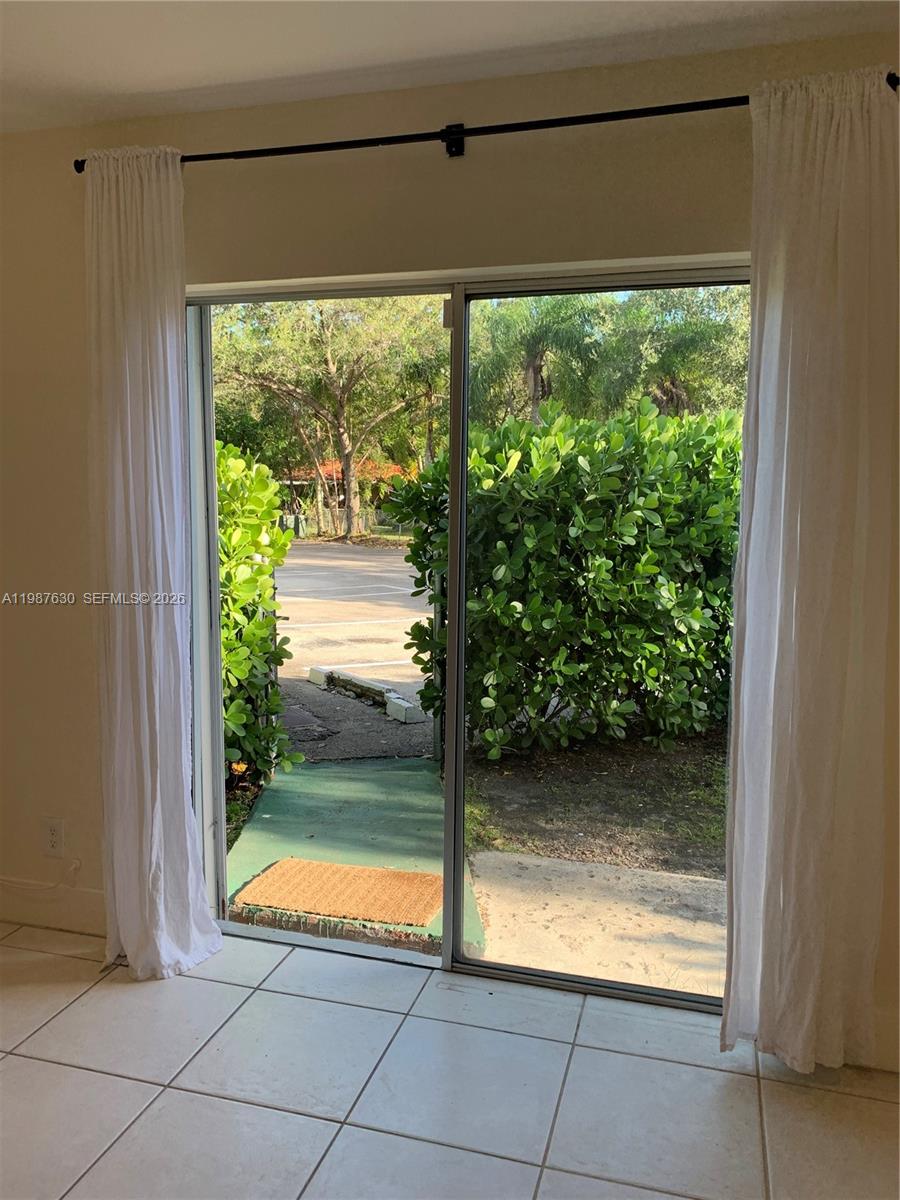 1200 Mariposa Ave # E104