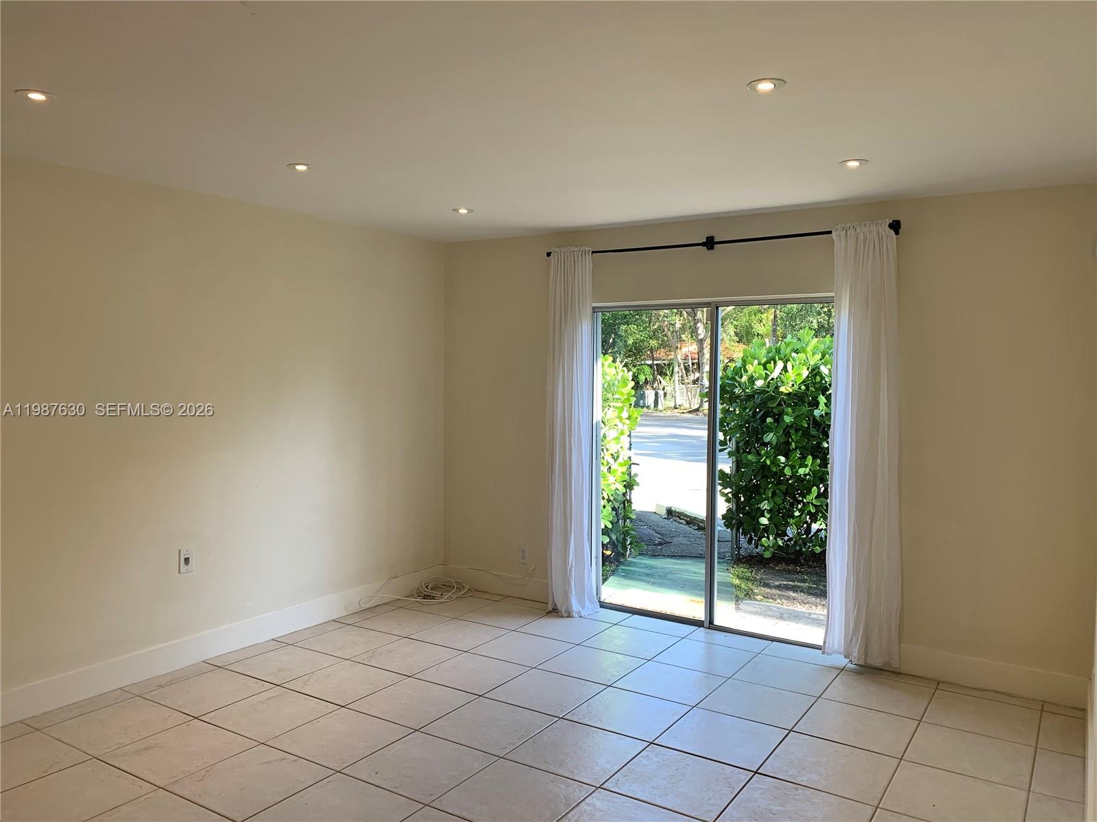 1200 Mariposa Ave # E104