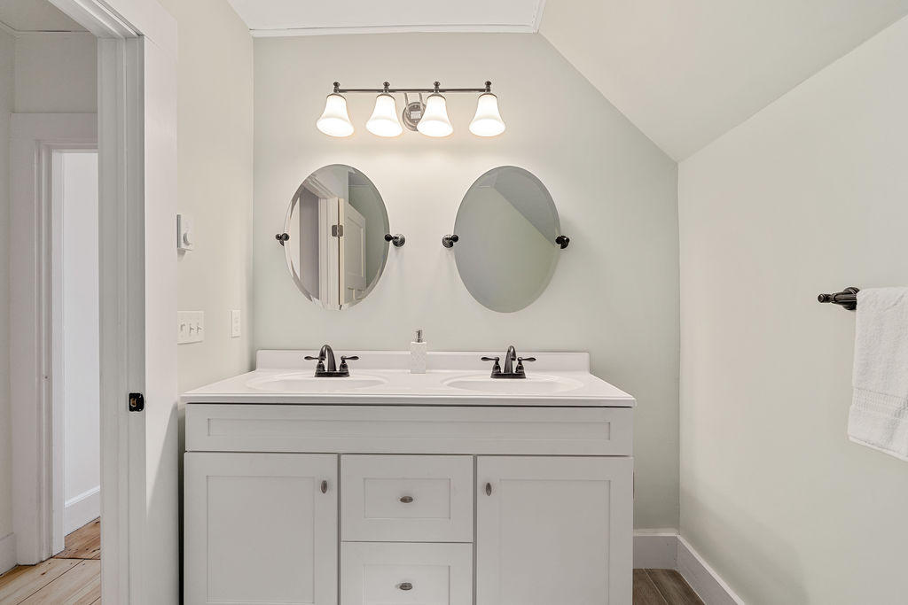486 St John Street