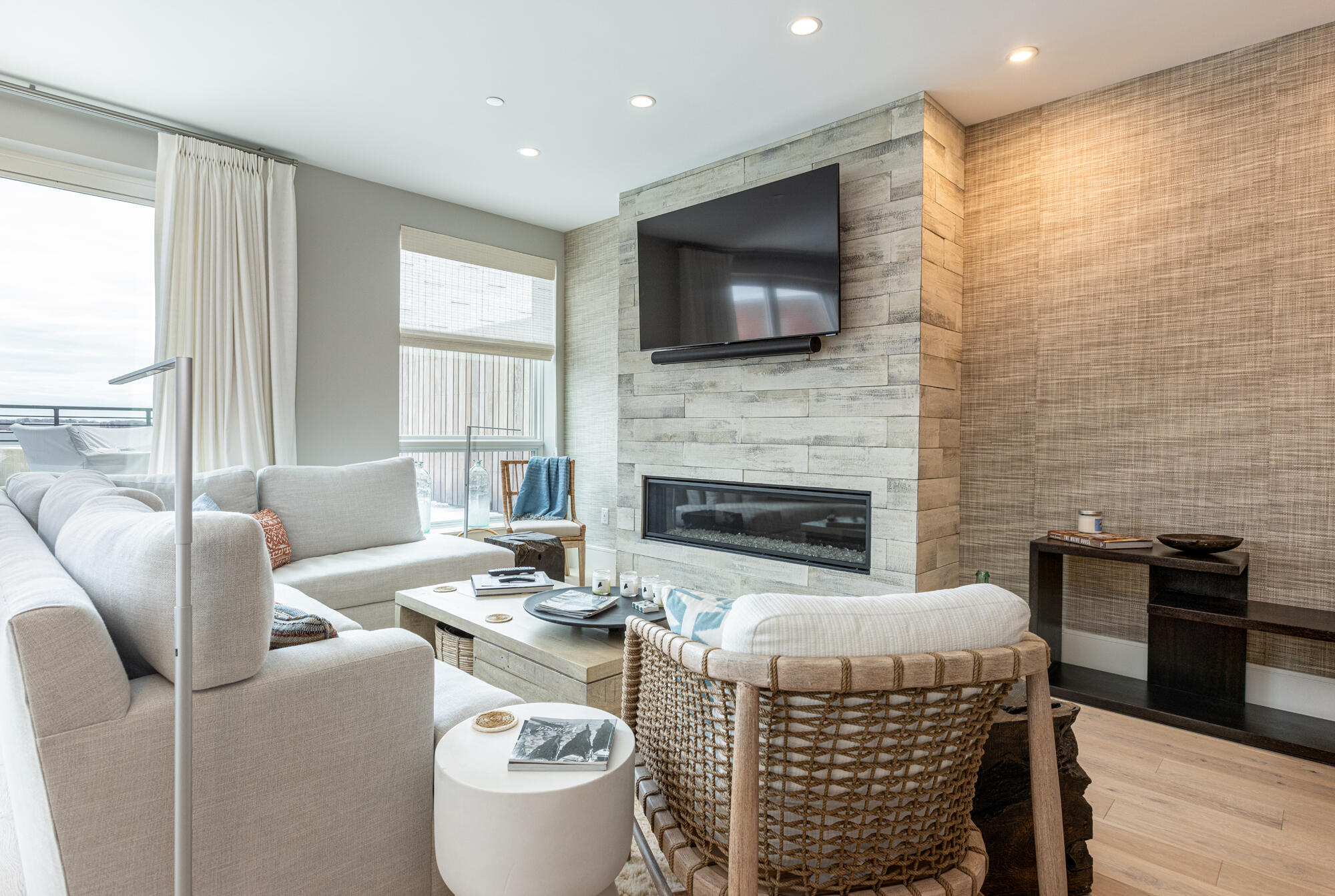 383 Commercial Street, 600