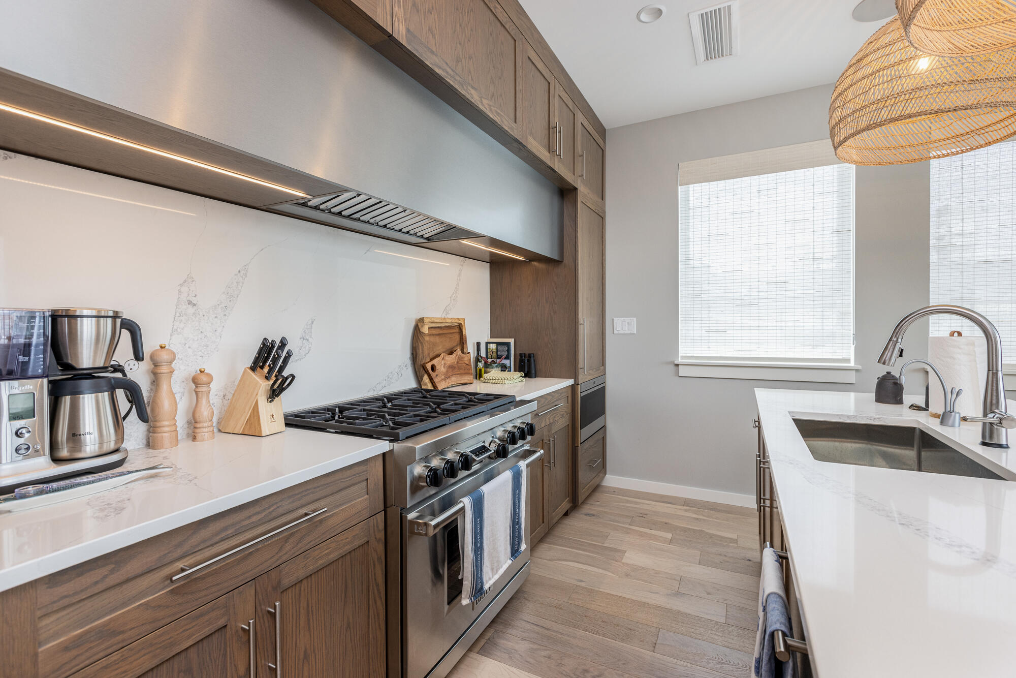 383 Commercial Street, 600