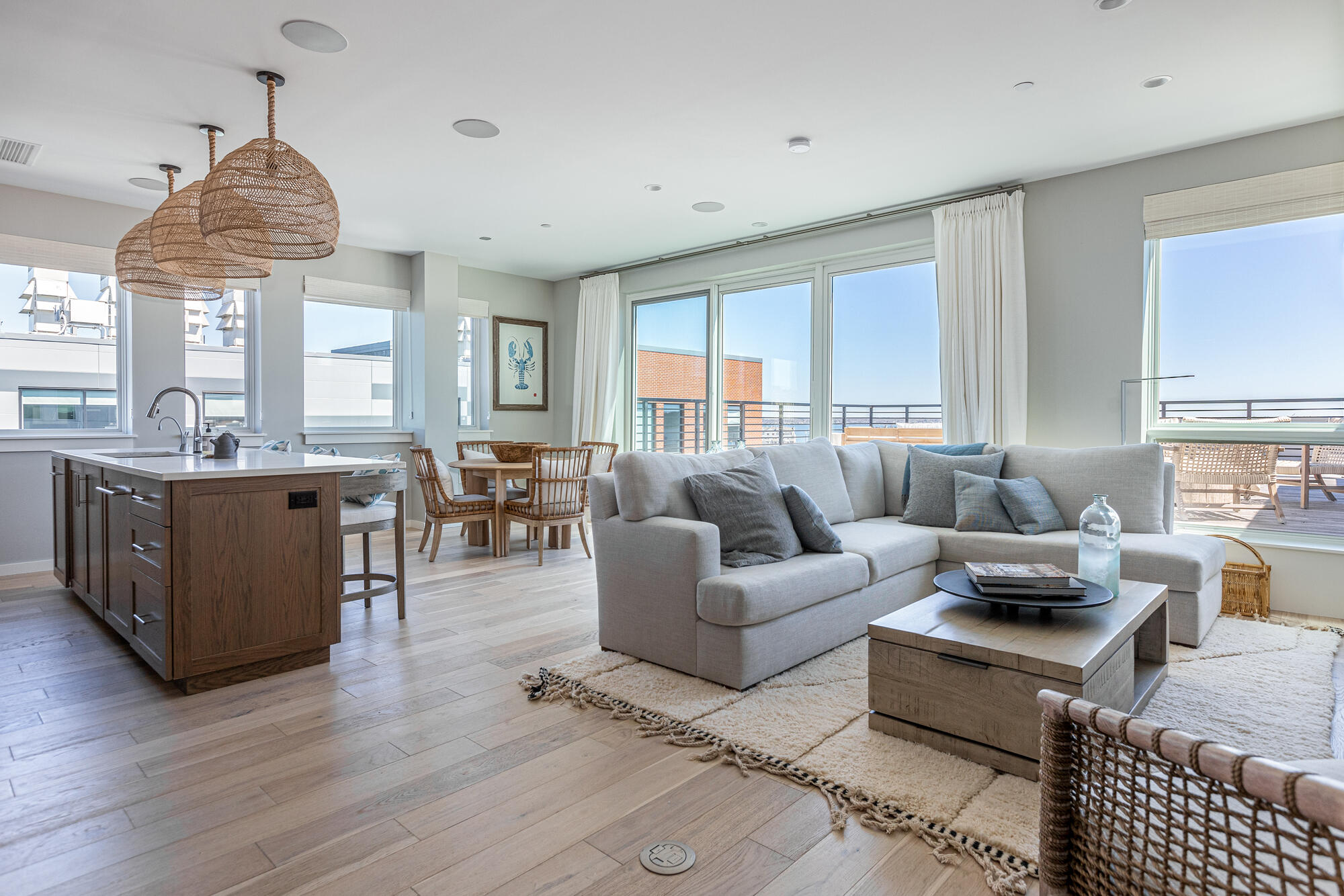 383 Commercial Street, 600