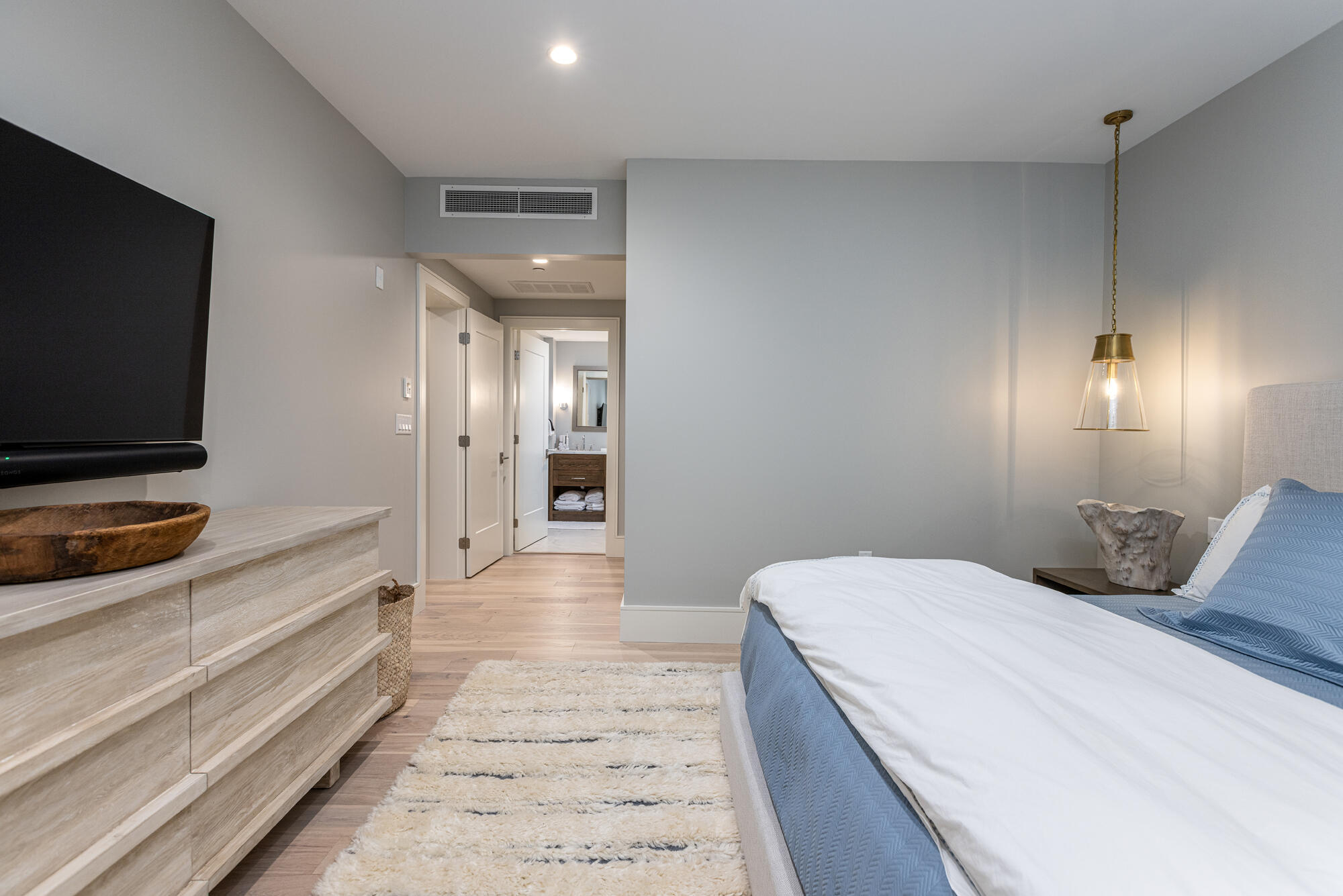 383 Commercial Street, 600