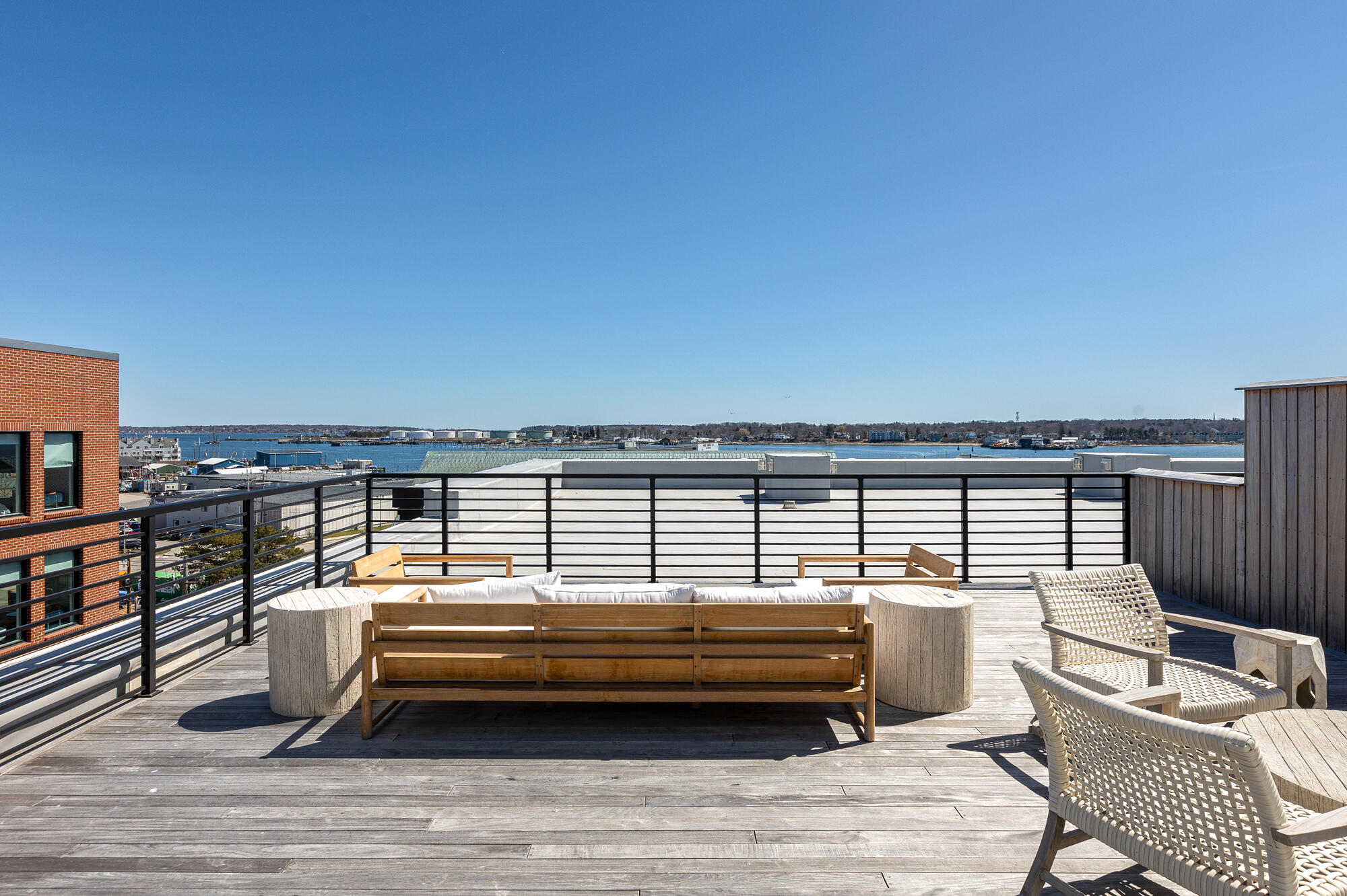 383 Commercial Street, 600