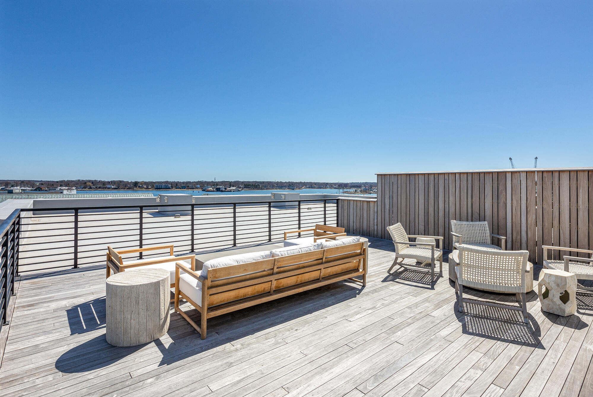 383 Commercial Street, 600