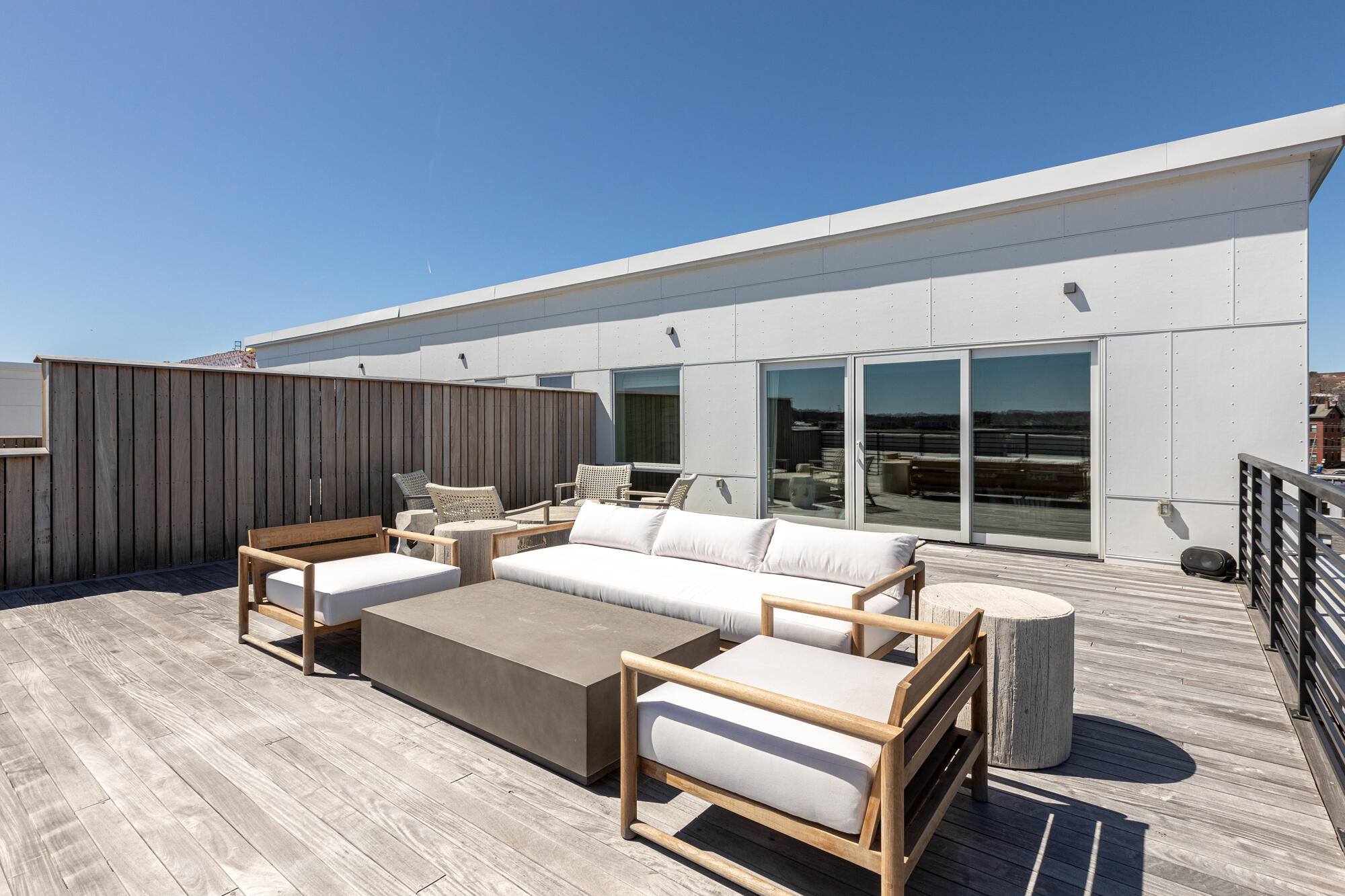 383 Commercial Street, 600