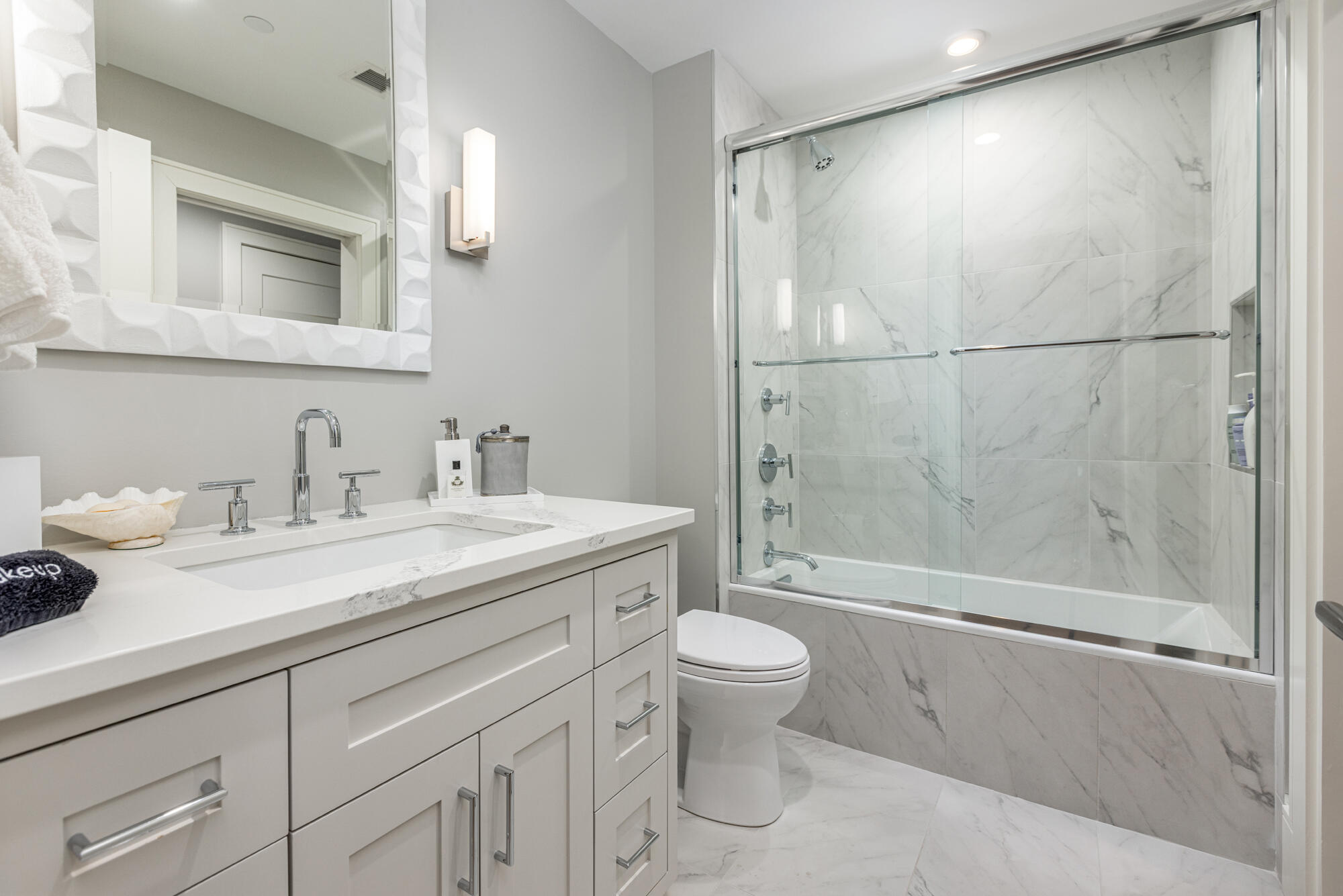 383 Commercial Street, 600