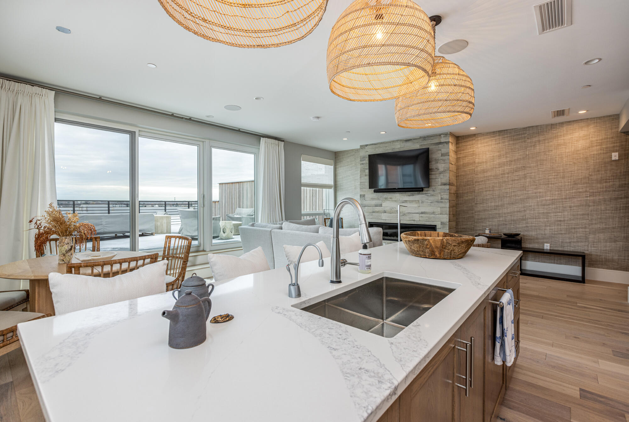 383 Commercial Street, 600