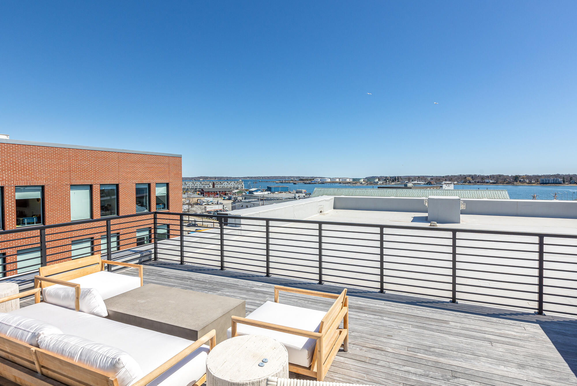 383 Commercial Street, 600