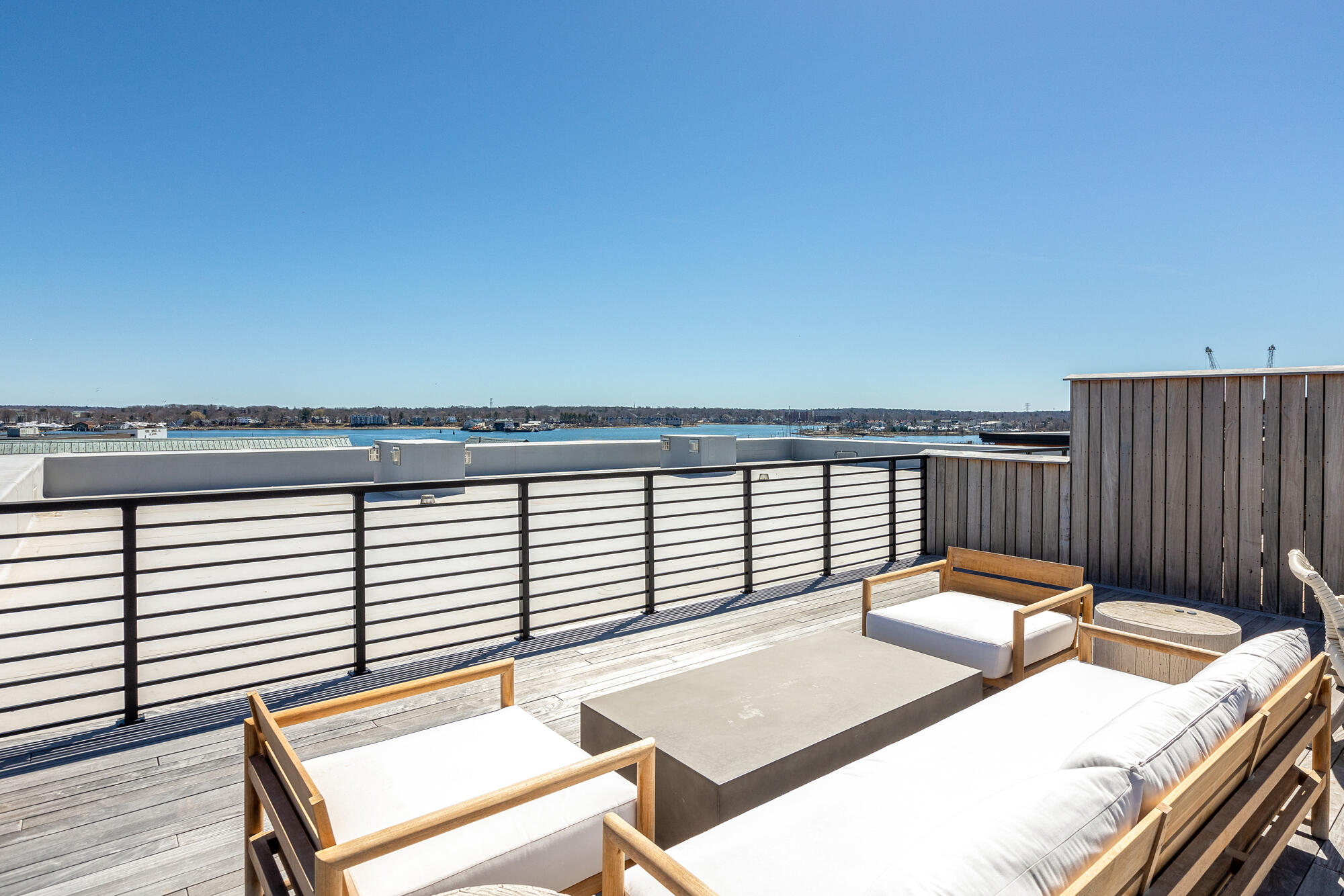 383 Commercial Street, 600