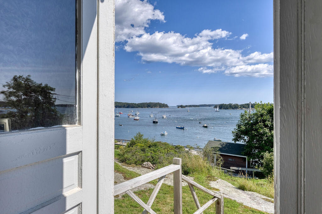 24 Seabreeze Avenue