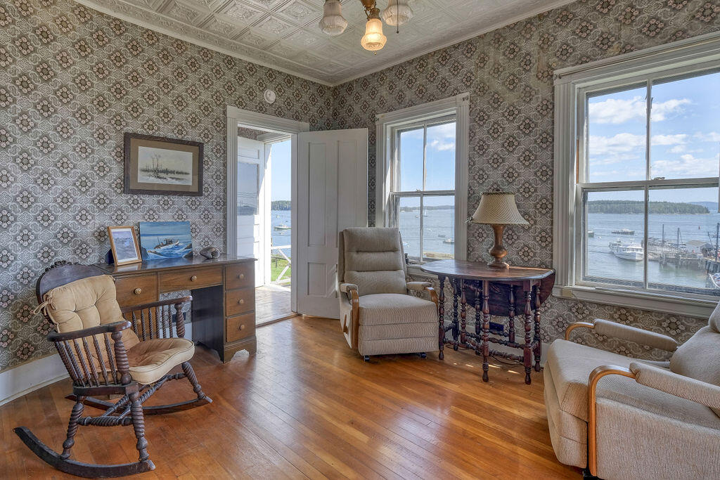 24 Seabreeze Avenue