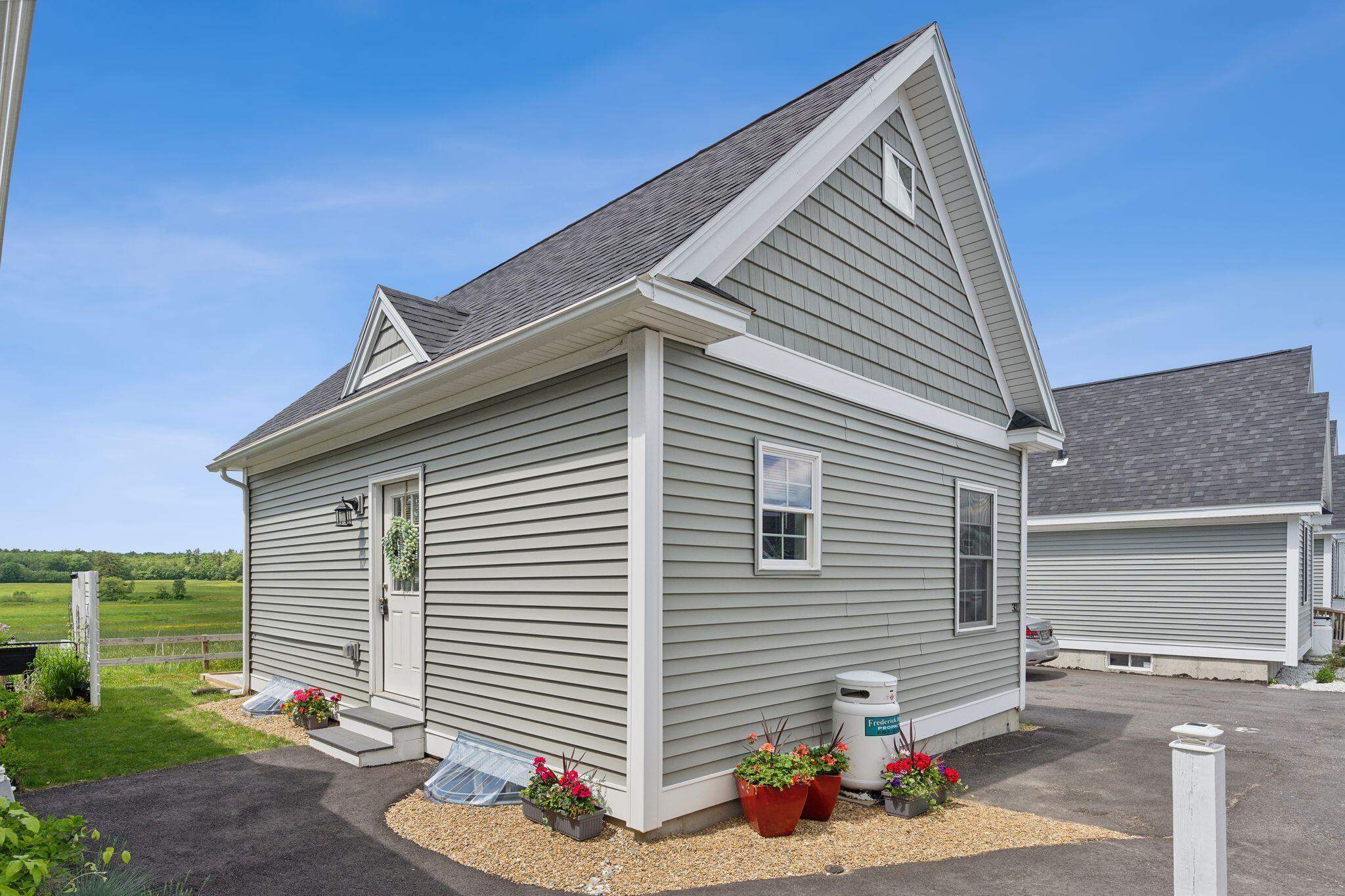 994 Portland Road, 32