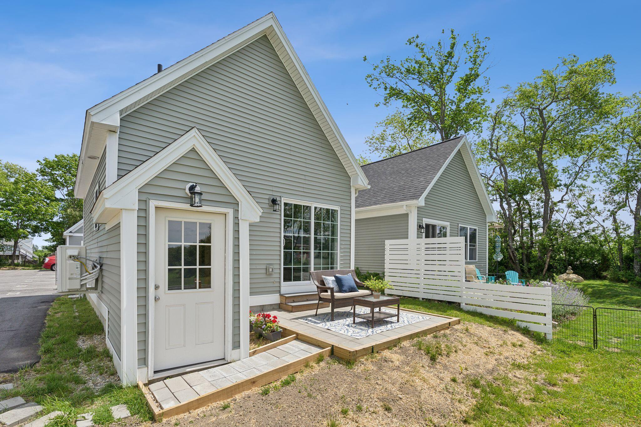 994 Portland Road, 32