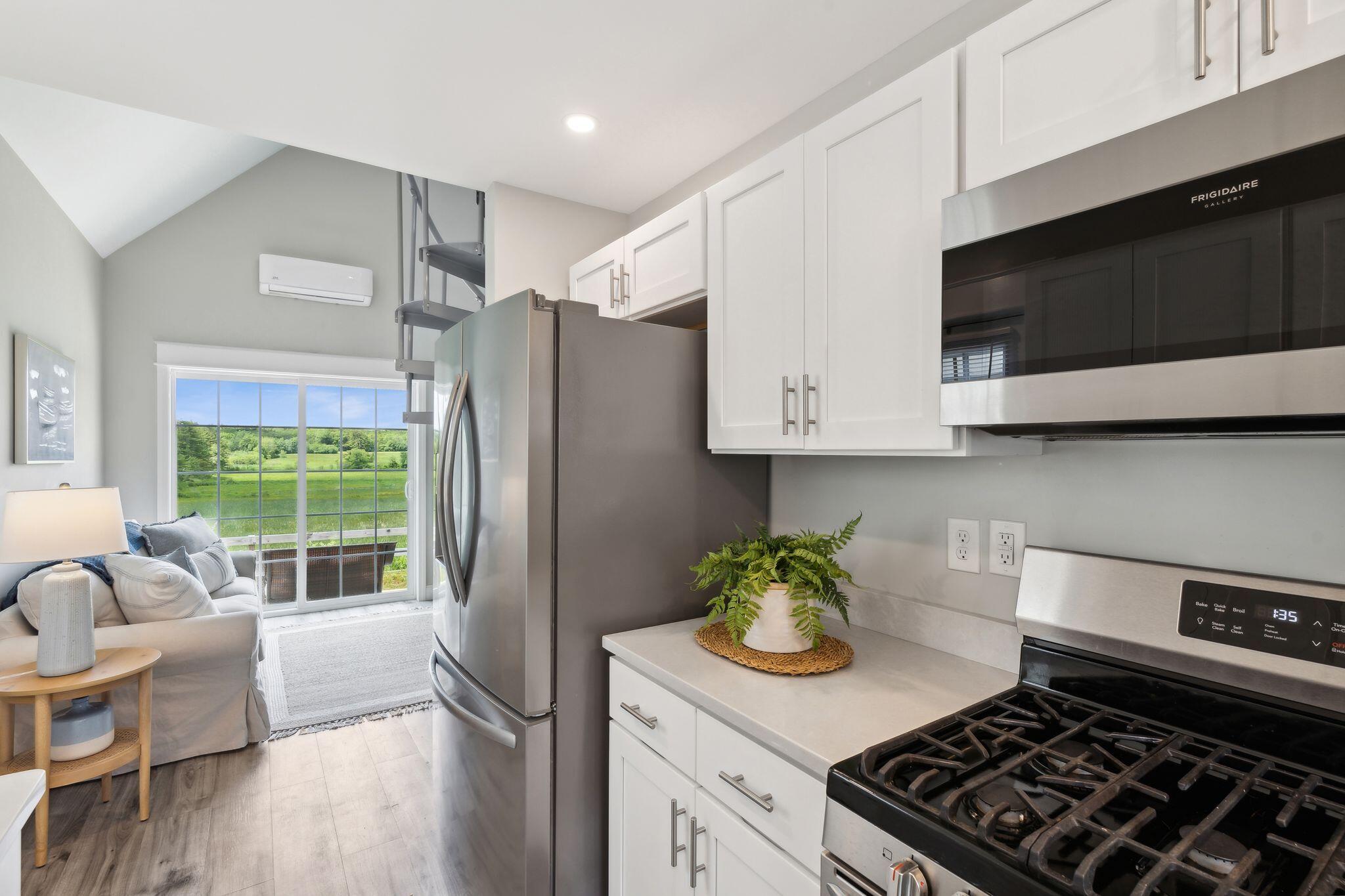 994 Portland Road, 32