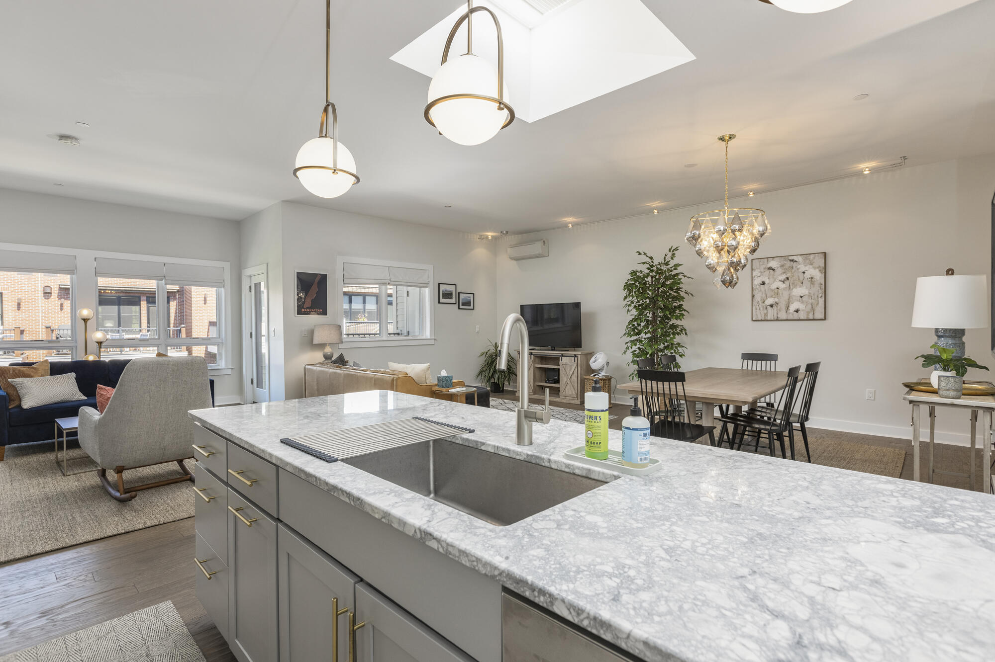 113 Newbury Street, 408