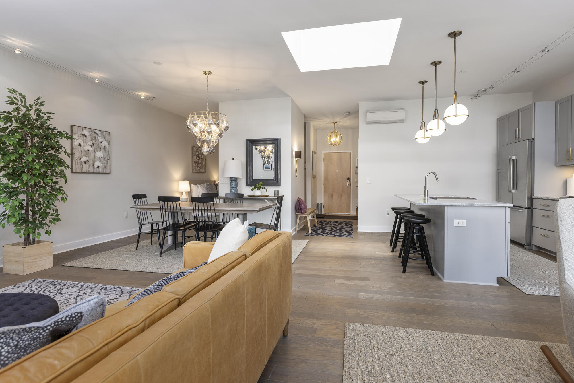 113 Newbury Street, 408