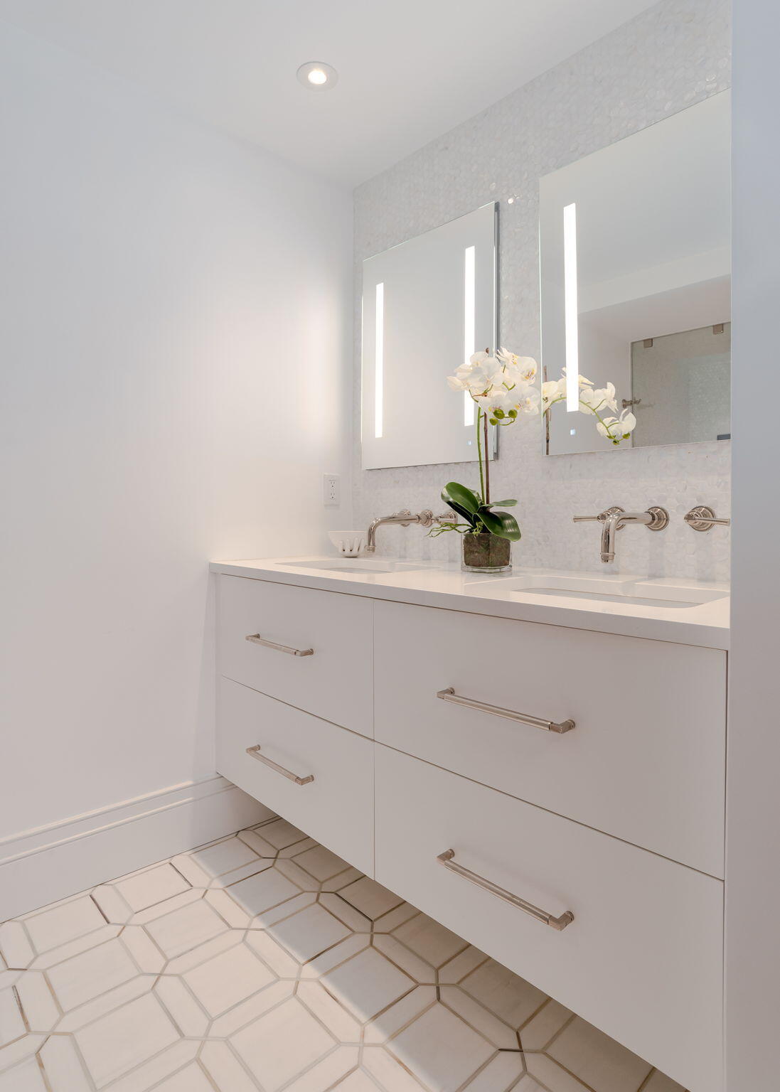 711 Chandlers Wharf, 711