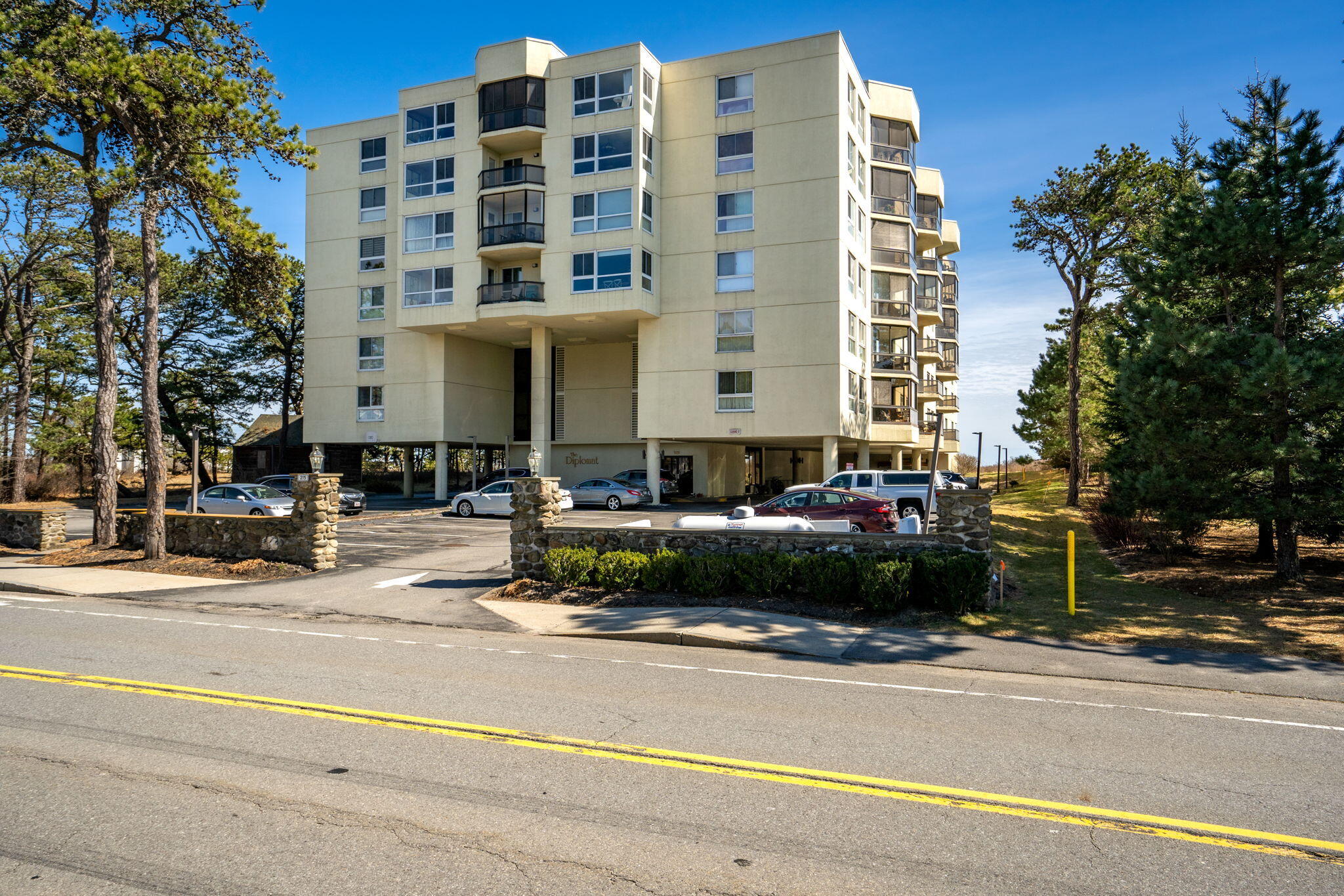 215 E Grand Avenue, 206