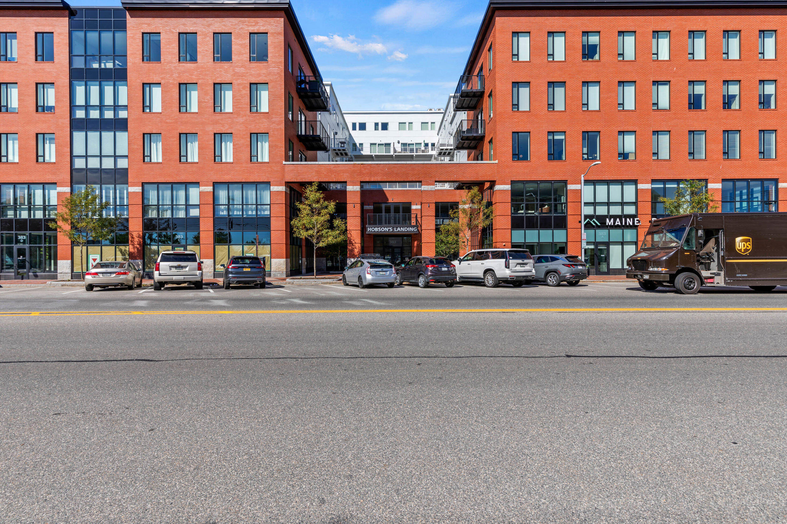 387 Commercial Street, 613