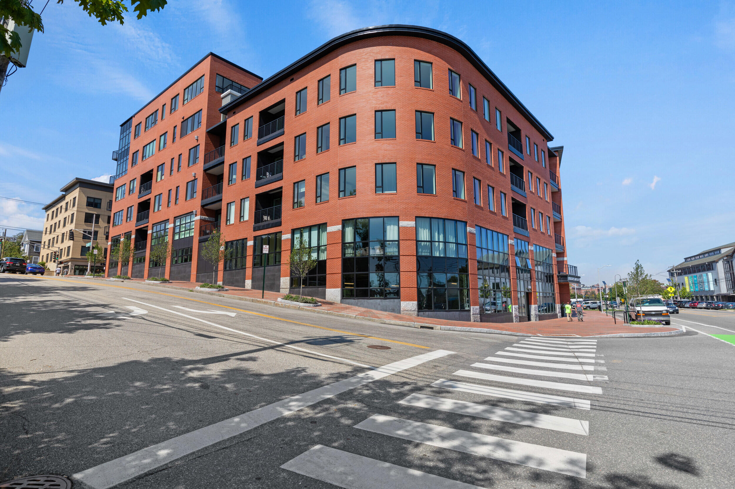 387 Commercial Street, 613