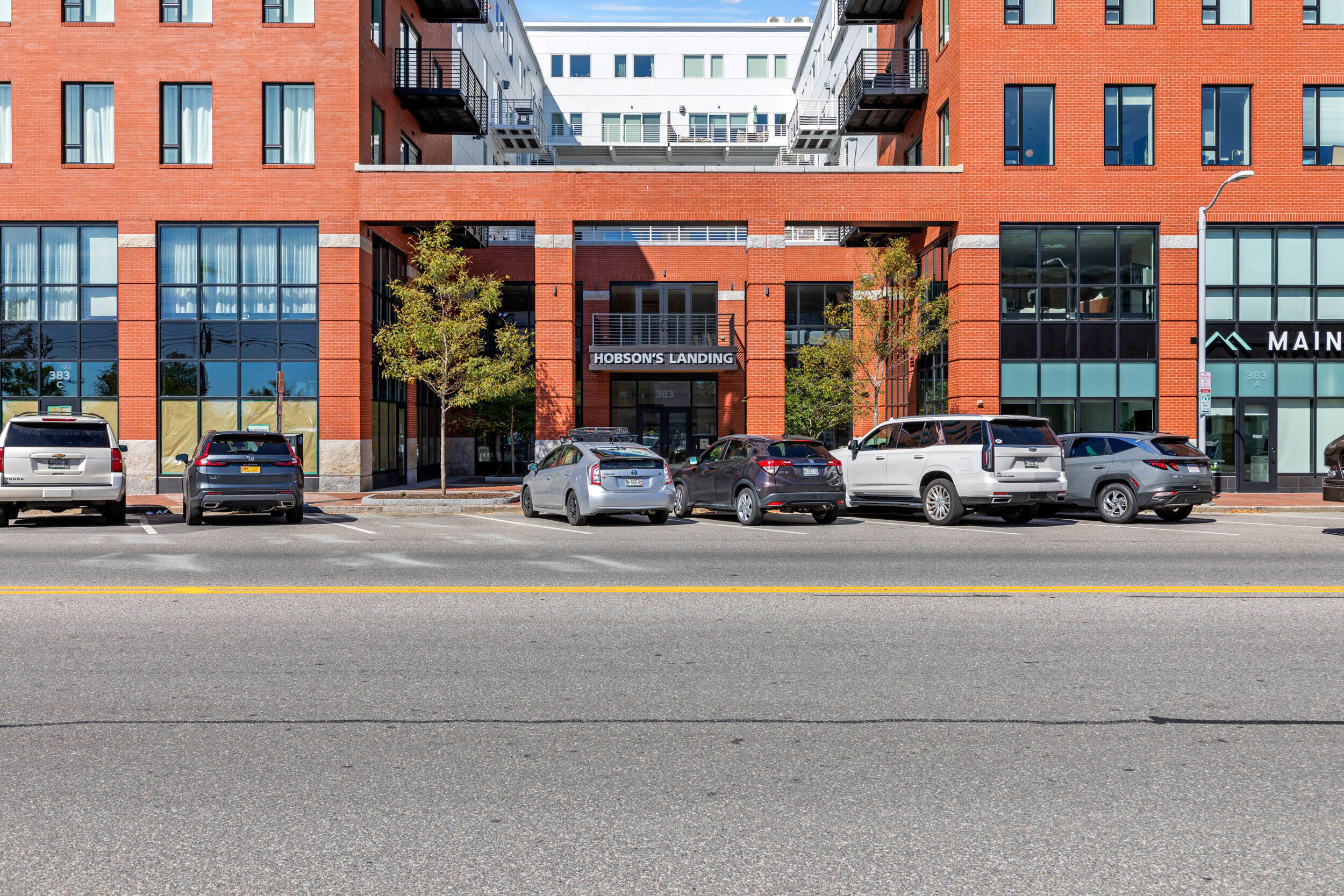 387 Commercial Street, 613