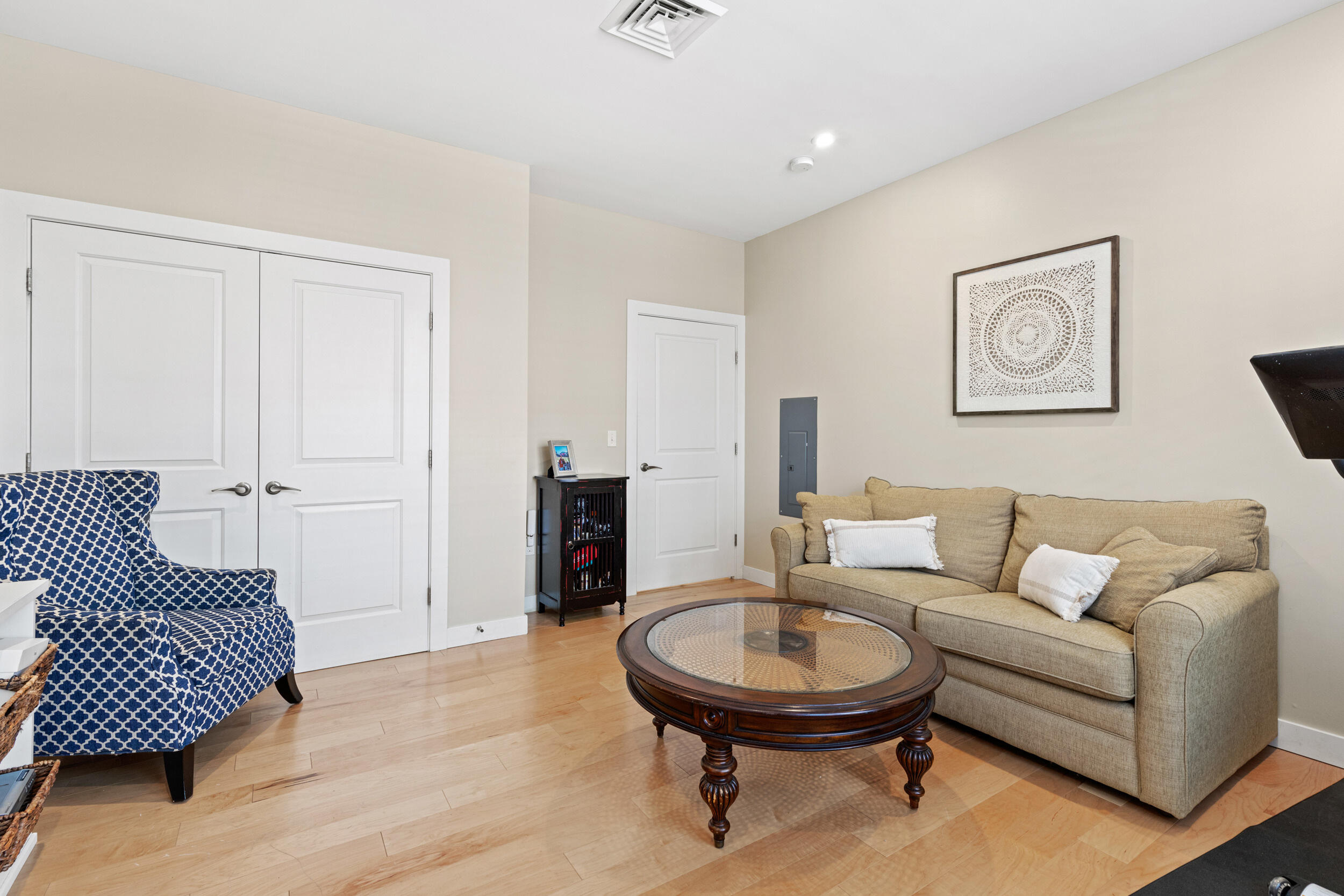 15 Middle Street, 308