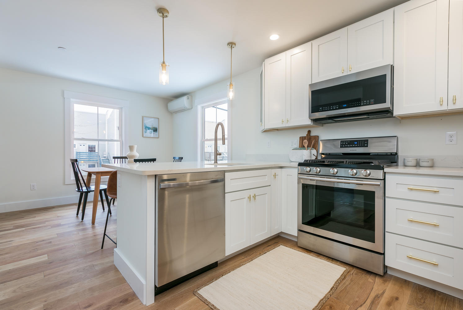 35 E Oxford Street, 2