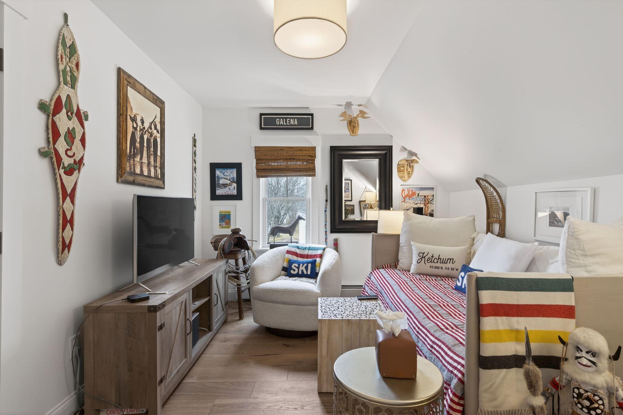 492 W Elm Street