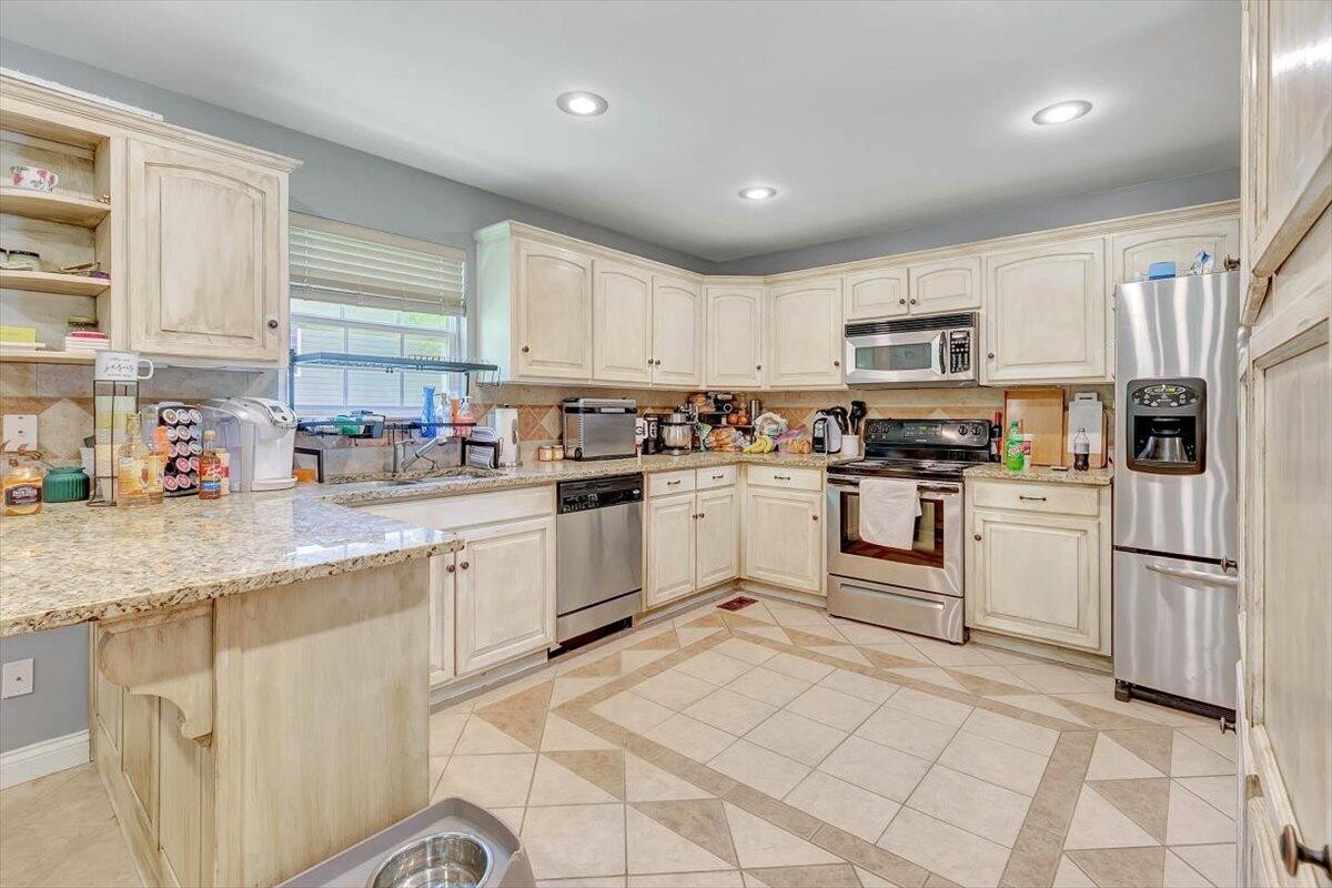 2922 NW Holliday Drive