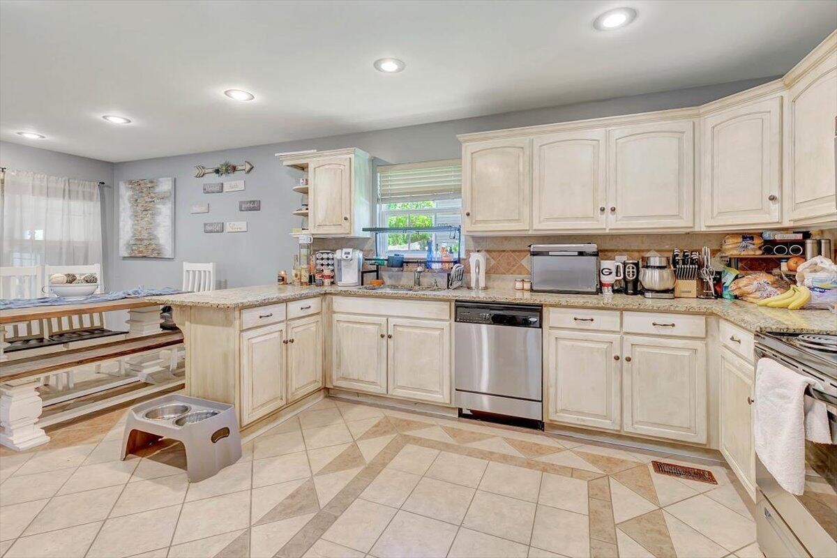 2922 NW Holliday Drive