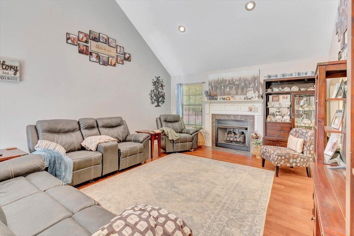 2922 NW Holliday Drive