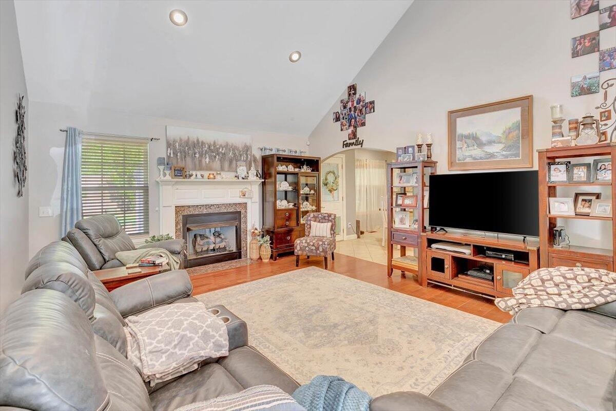 2922 NW Holliday Drive