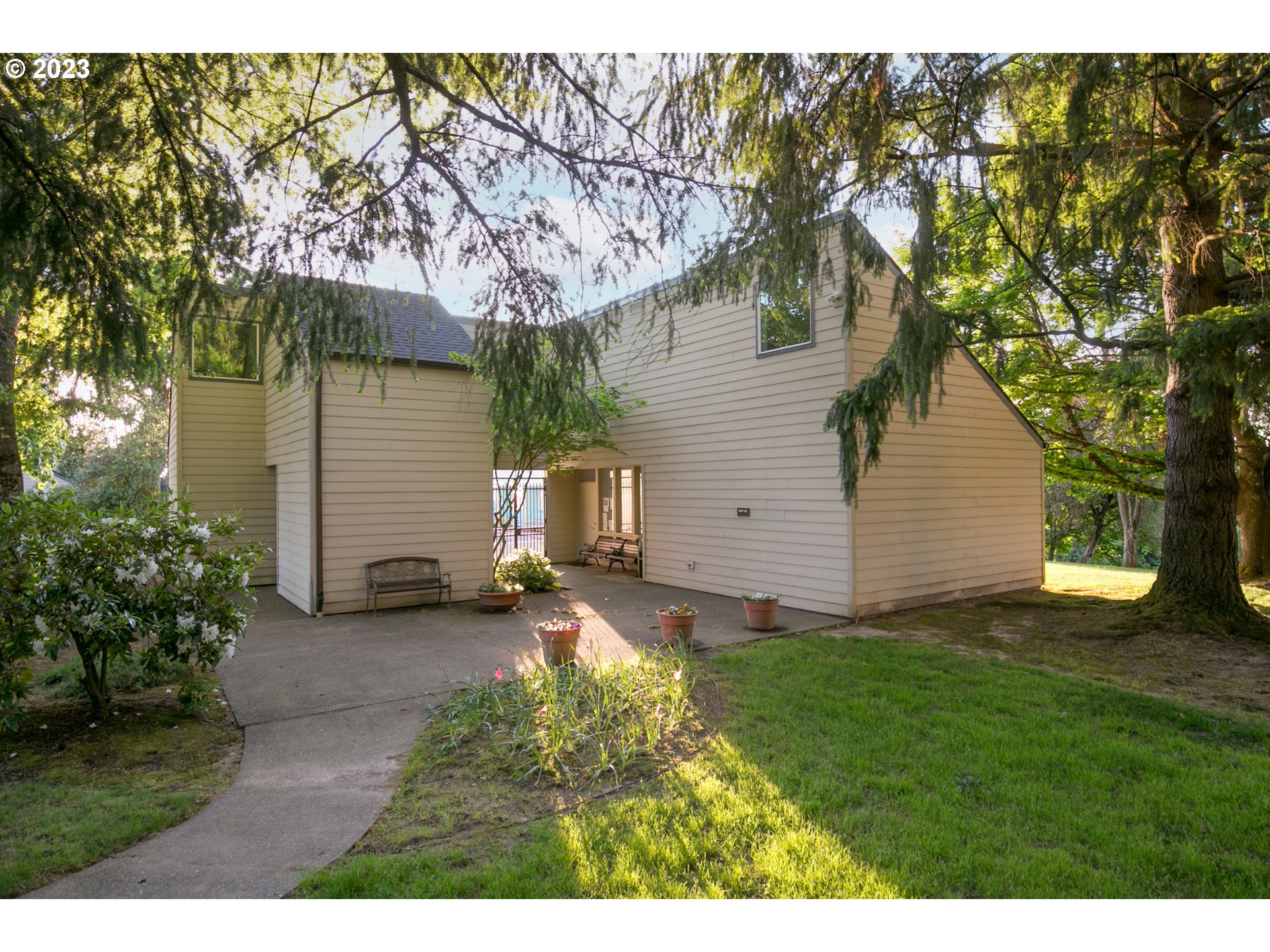 371 NE VILLAGE SQUIRE AVE 8