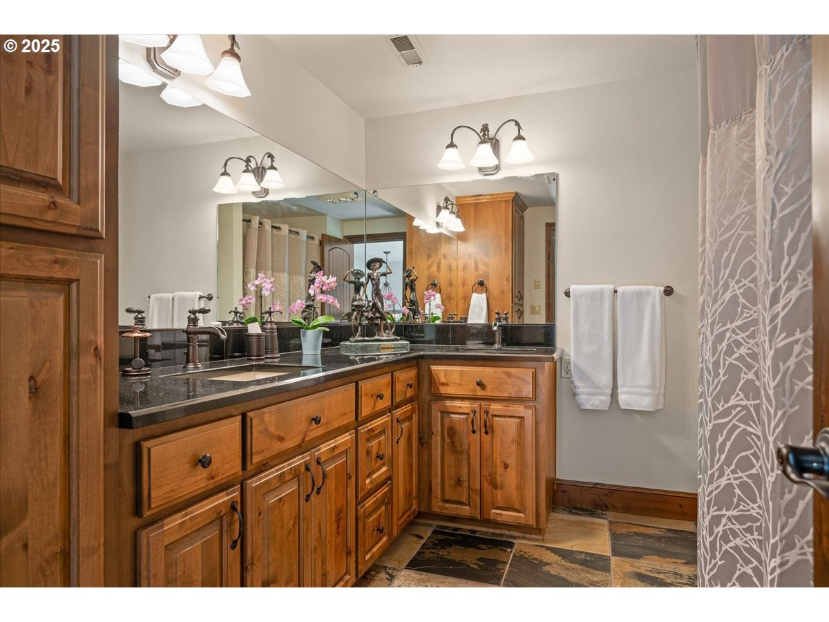 3633 SE Oxbow PKWY