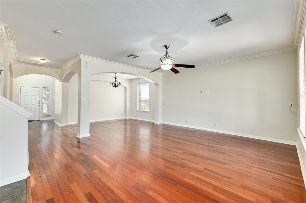 20308 Farm Pond LN