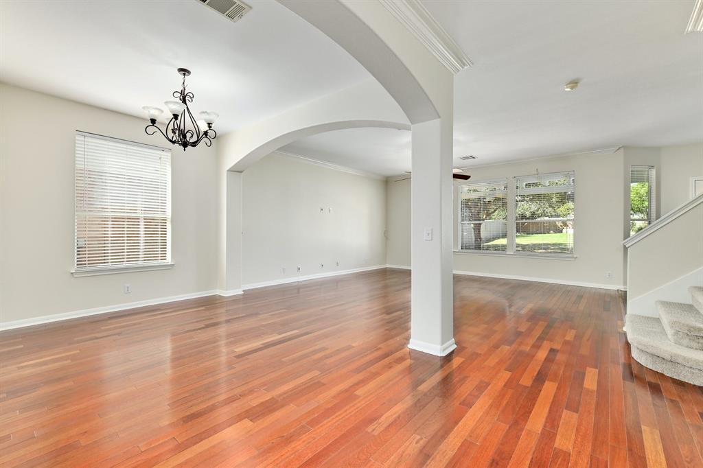 20308 Farm Pond LN