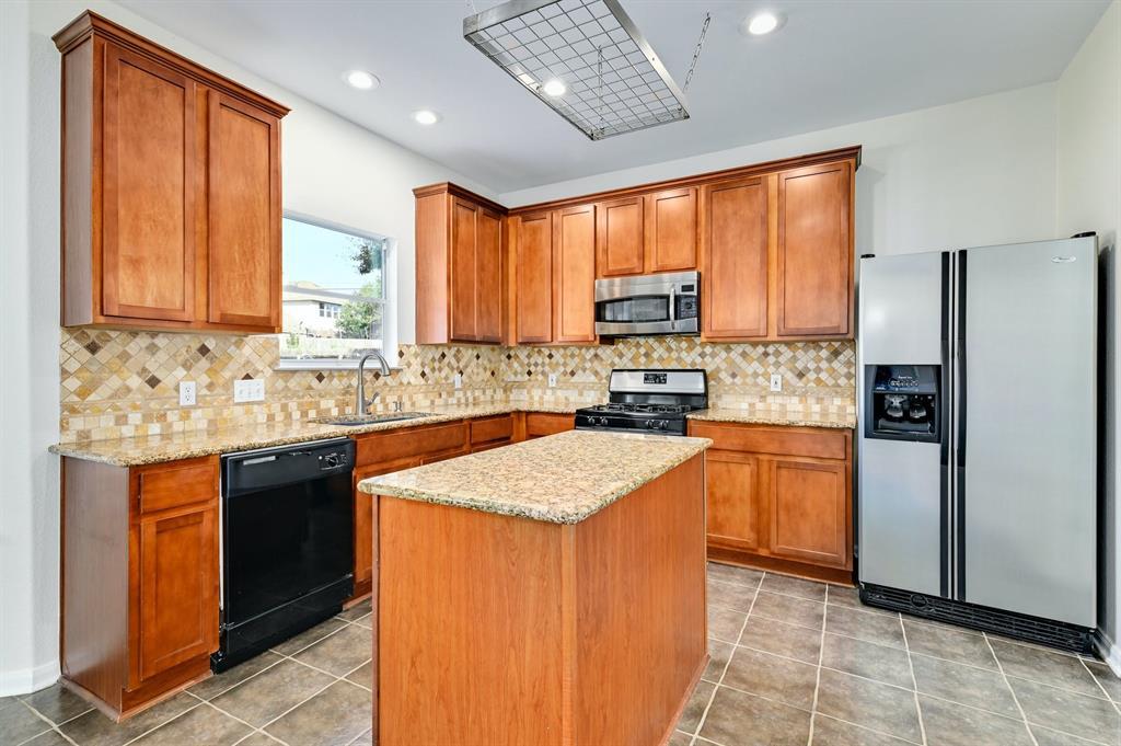 20308 Farm Pond LN